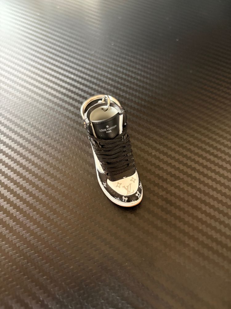 Louis Vuitton Sneaker Keychain imagen 2