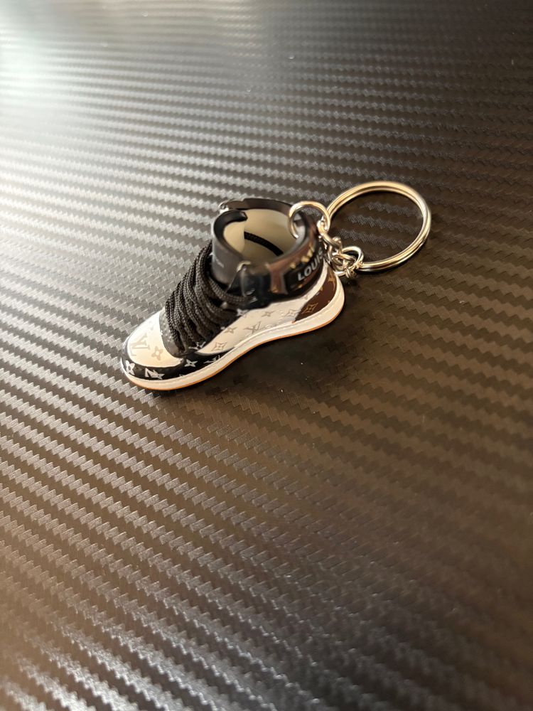 Louis Vuitton Sneaker Keychain imagen 3