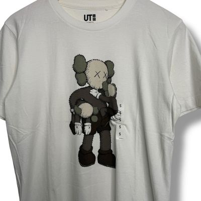 NEW kaws Uniqlo Graphic T-shirt White, small