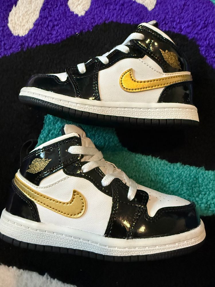 Jordan 1 Mid black patent leather and gold 8C image 1