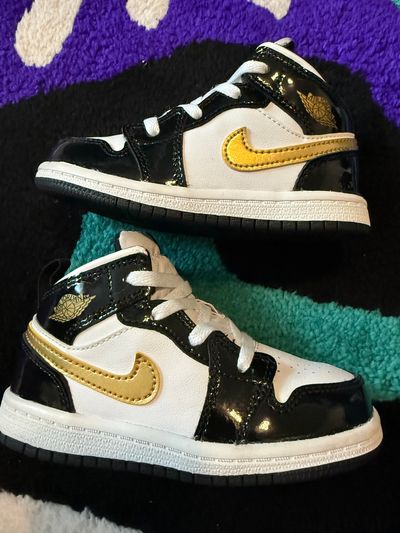 Jordan 1 Mid black patent leather and gold 8C