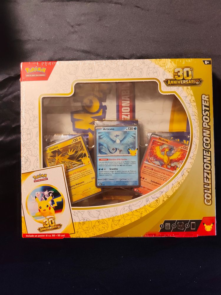 Immagine di Pokémon 30Th Anniversary Collector Set With Cards And Poster 1
