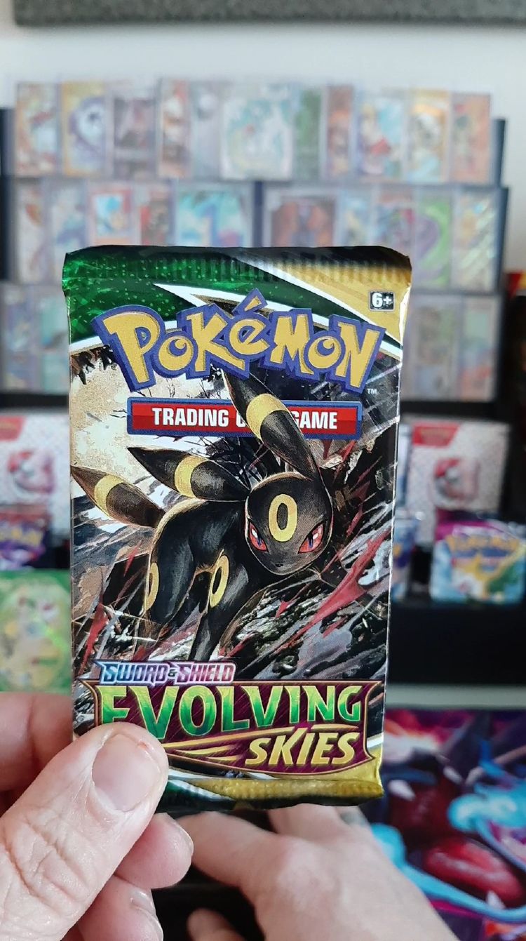 Pokémon Sword & Shield Evolving Skies Trading Card Game Booster Pack