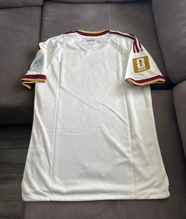 Camiseta talla XL España visitante version jugador sin estrenar sin dorsal !! imagen 2