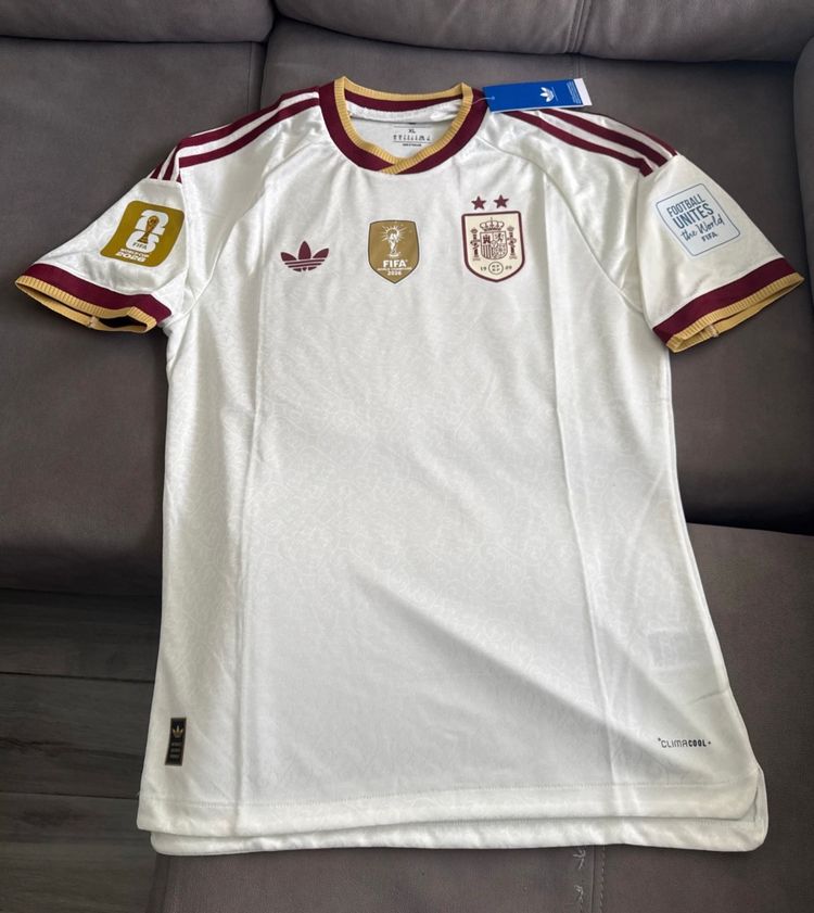 Camiseta talla XL España visitante version jugador sin estrenar sin dorsal !! imagen 1