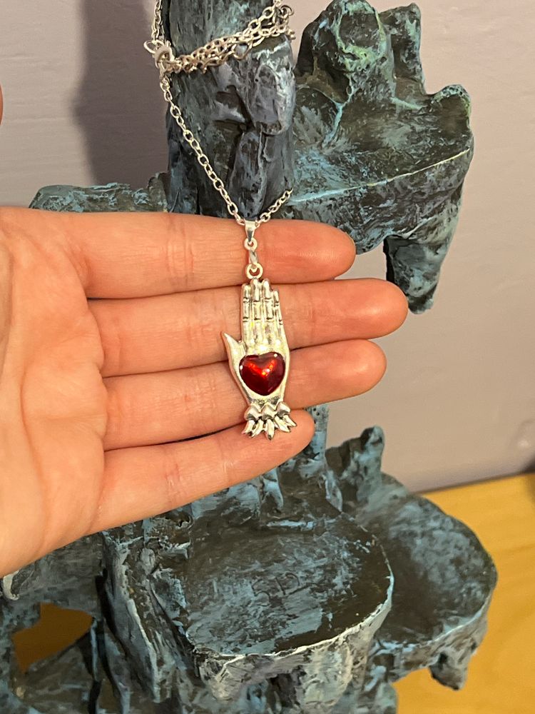BRAND NEW HAND HEART NECKLACE UNIQUE DESIGN