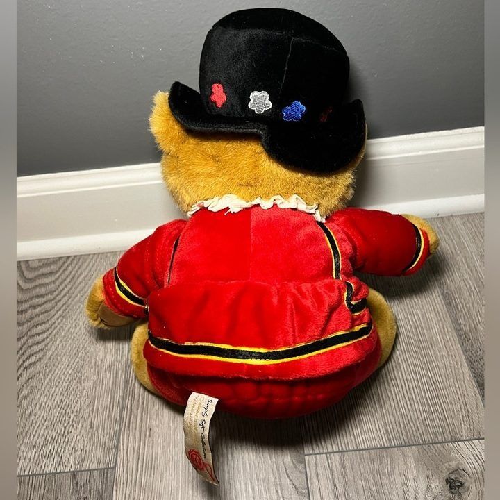 Plush Teddy Bear With Black Hat And Red Jacket imagen 2