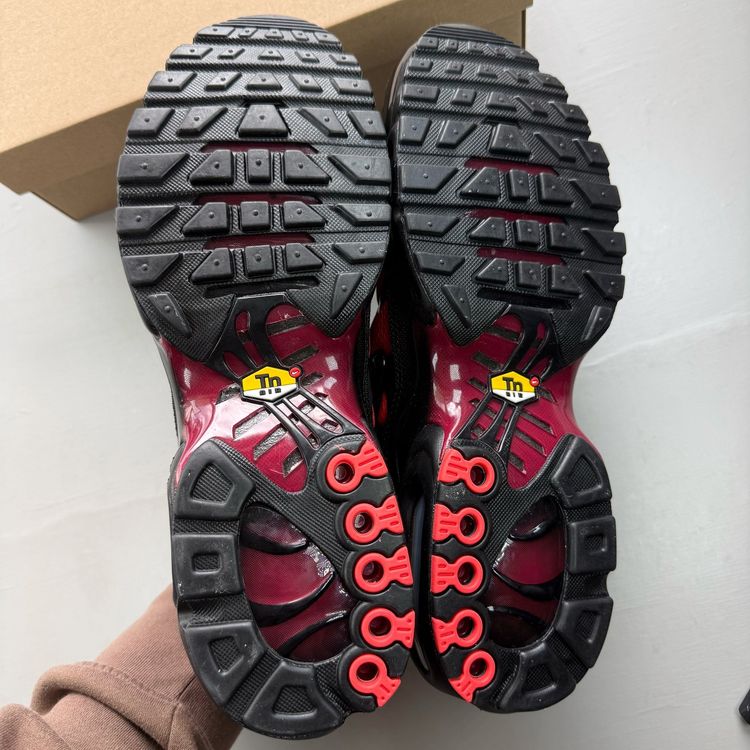 Nike Air Max Plus TN Size UK 9 Black Crimson Noble Red Men's Trainers DM0032-021 image 3
