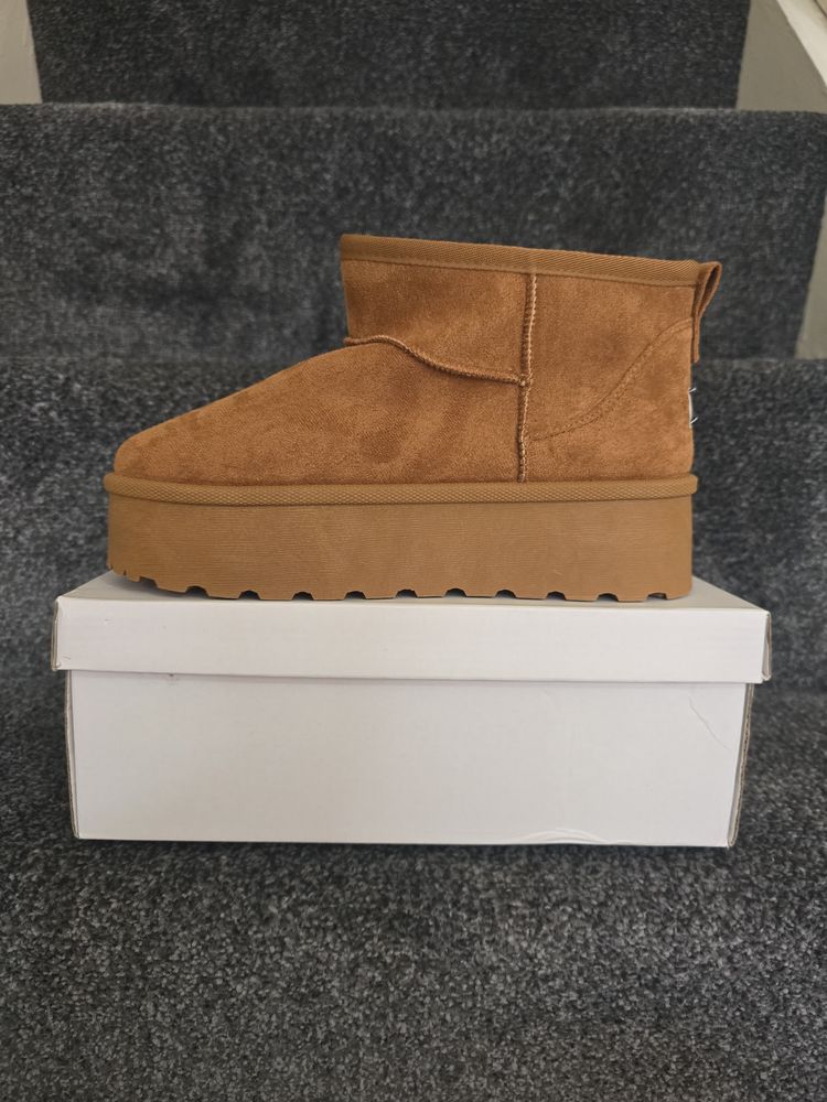Immagine di Ugg Brown Suede Ankle Boots 6