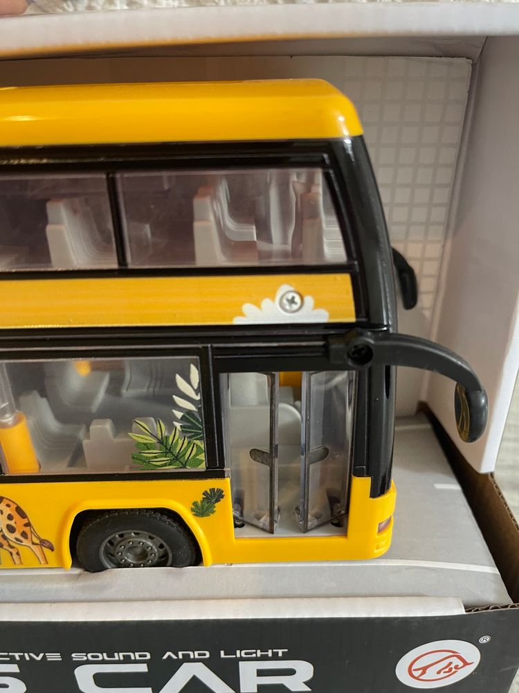 Autobus piętrowy 32 cm  z otwieranymi drzwiami oraz światło i dźwięk. 3