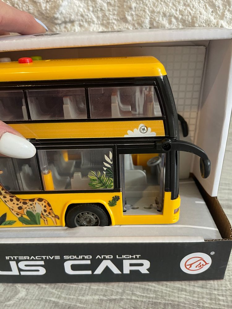 Autobus piętrowy 32 cm  z otwieranymi drzwiami oraz światło i dźwięk. 4
