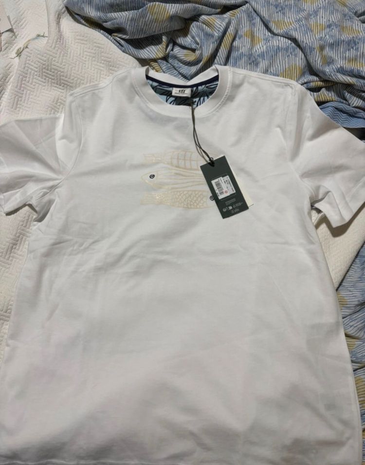 White Short-Sleeve T-Shirt With Fish Print obraz 1