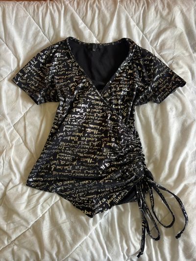 Black Short Sleeve Ruched Top With Gold Script Print