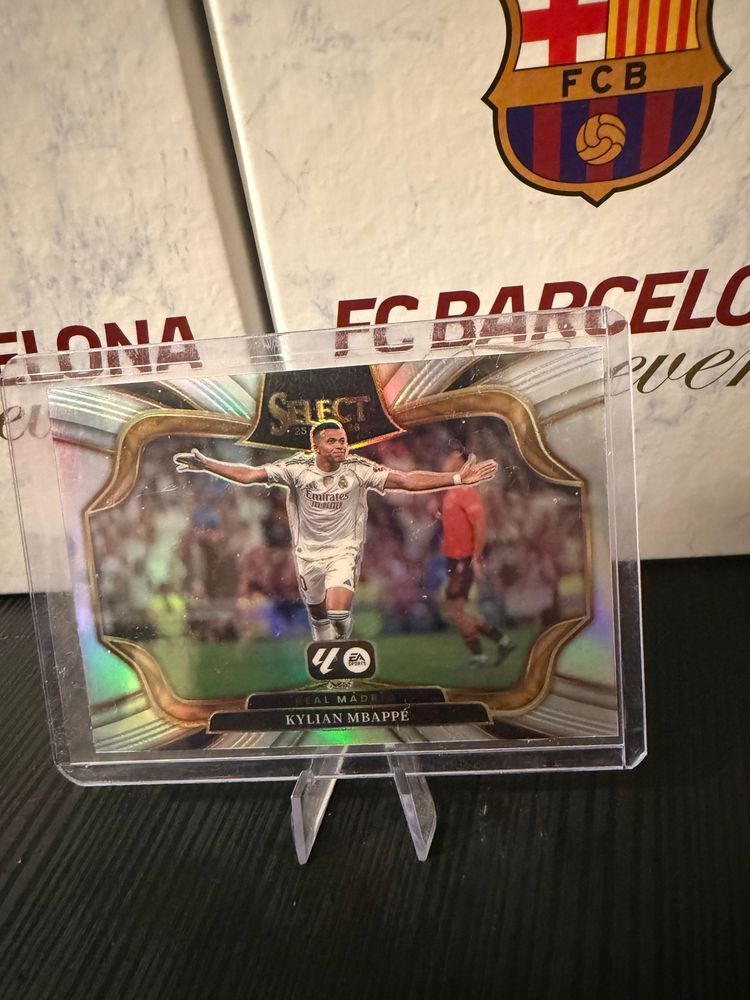 Select Kylian Mbappé Football field level