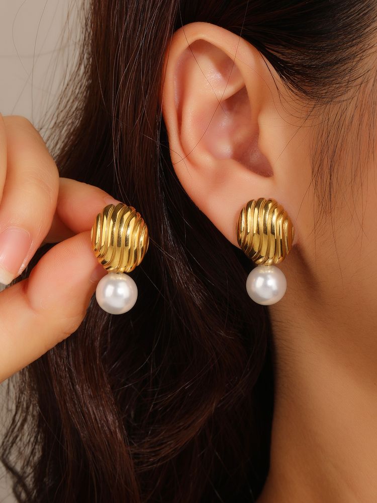 Immagine di Gold-Tone Earrings With Pearl Detail 4