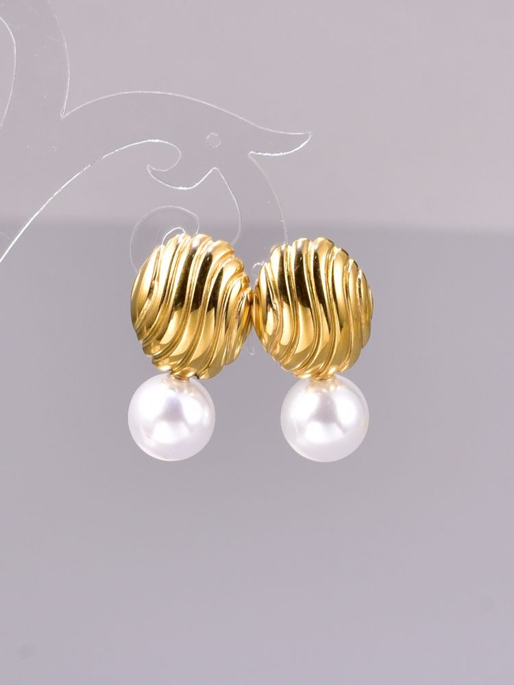 Immagine di Gold-Tone Earrings With Pearl Detail 2