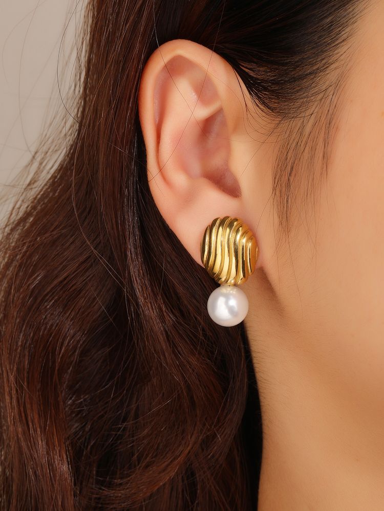 Immagine di Gold-Tone Earrings With Pearl Detail 5