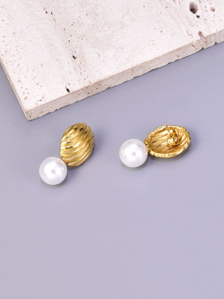 Immagine di Gold-Tone Earrings With Pearl Detail 6