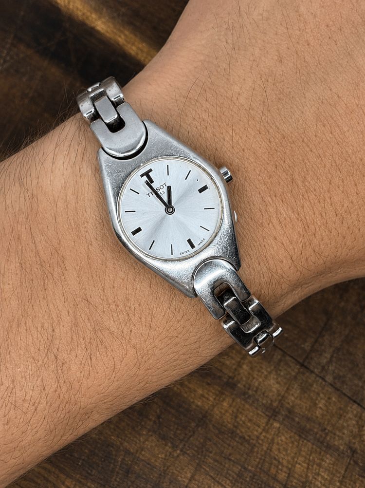 Vintage Tissot Quartz Ladies Watch | Swiss Made | Silver Dial | Integrated Bracelet 3