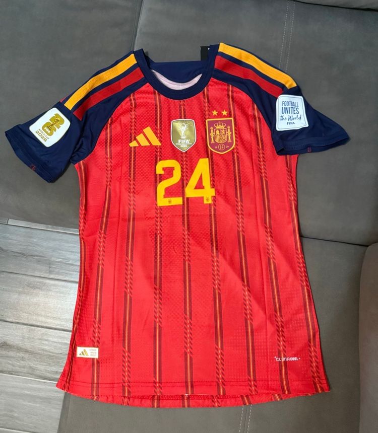 Camiseta España local talla M version jugador Cucurella!