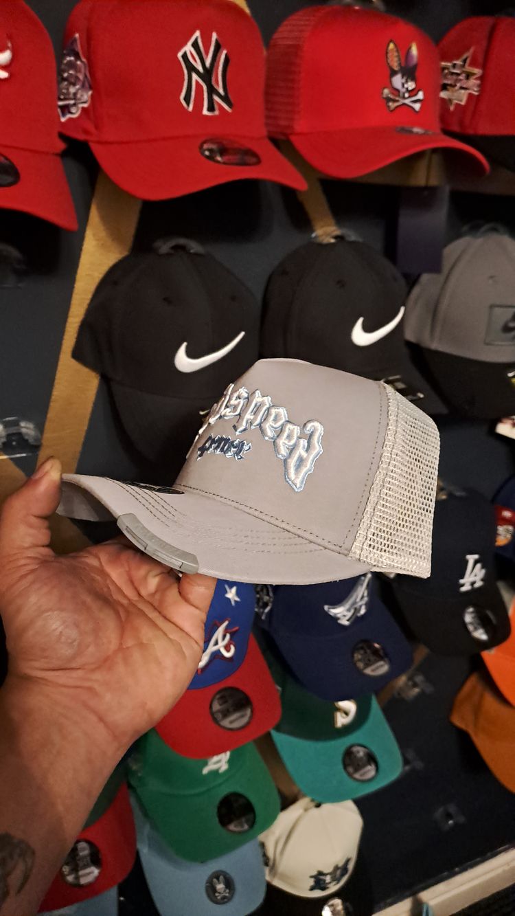 Grey Mesh Trucker Cap With Embroidered Text And Patch obraz 2