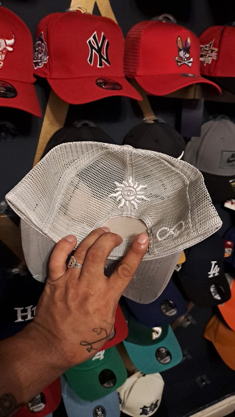 Grey Mesh Trucker Cap With Embroidered Text And Patch obraz 3