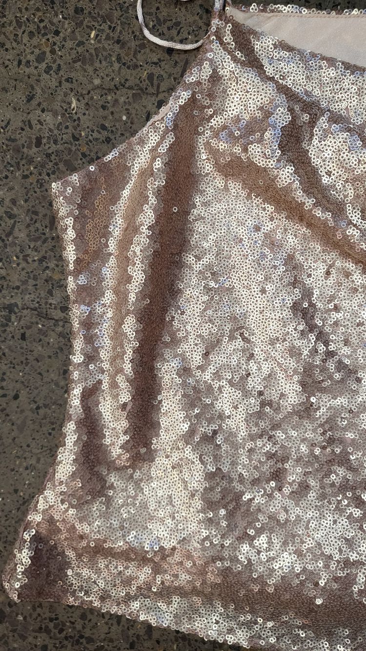 Sequin cowl neck top obraz 2