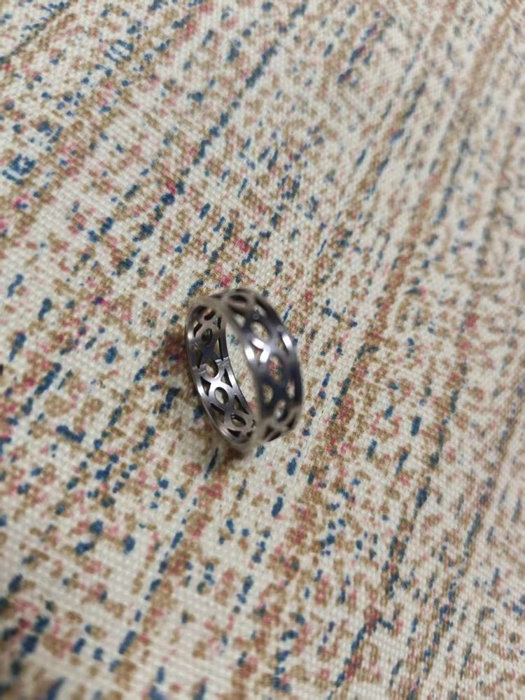 Tone Metal Ring With Cut-Out Design