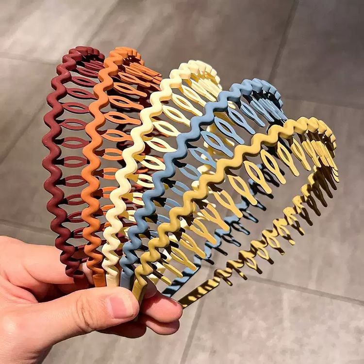 Wavy Plastic Hairbands image 2