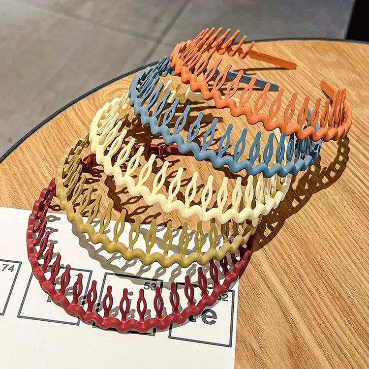 Wavy Plastic Hairbands image 4