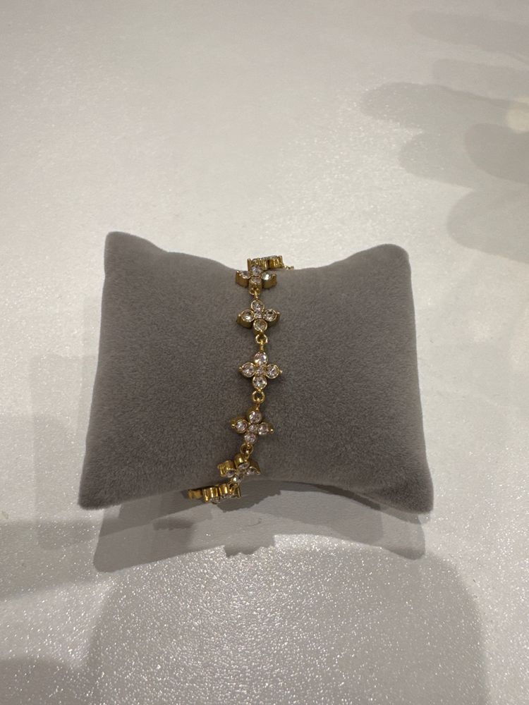 Gold Bracelet With Flower-Shaped Crystals
