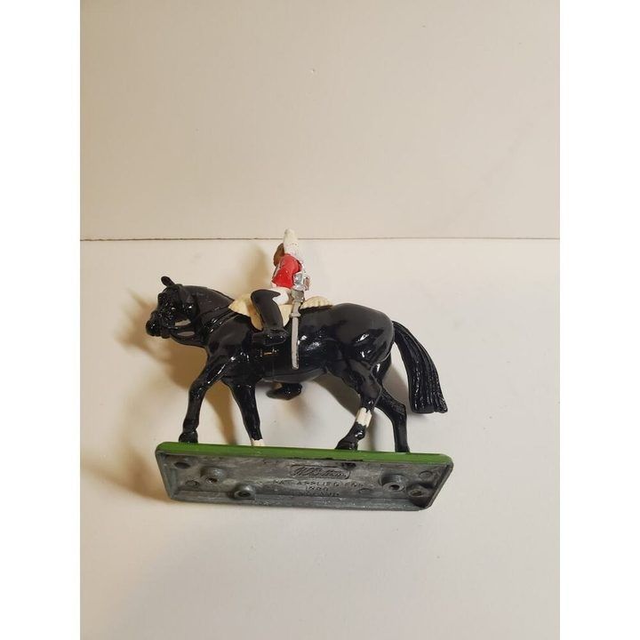 Black Horse Figurine With Rider In Red Uniform imagen 2