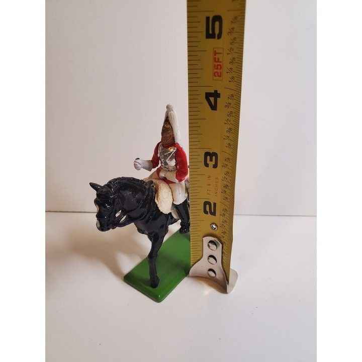 Black Horse Figurine With Rider In Red Uniform imagen 3