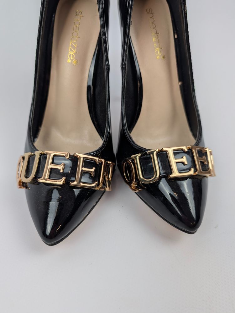 Czarne lakierowane szpilki Shoedazzle 37 złoty napis Queen wesele impreza glam image 4