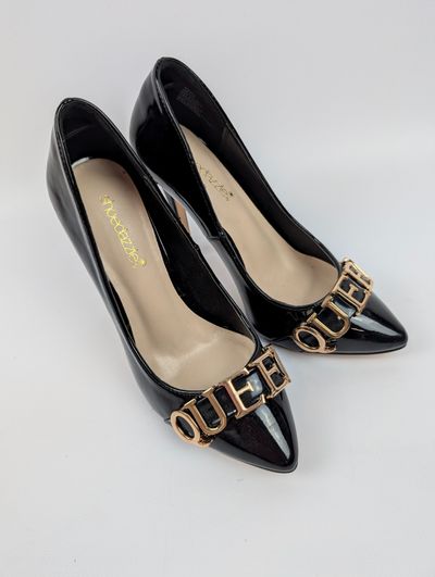 Czarne lakierowane szpilki Shoedazzle 37 złoty napis Queen wesele impreza glam
