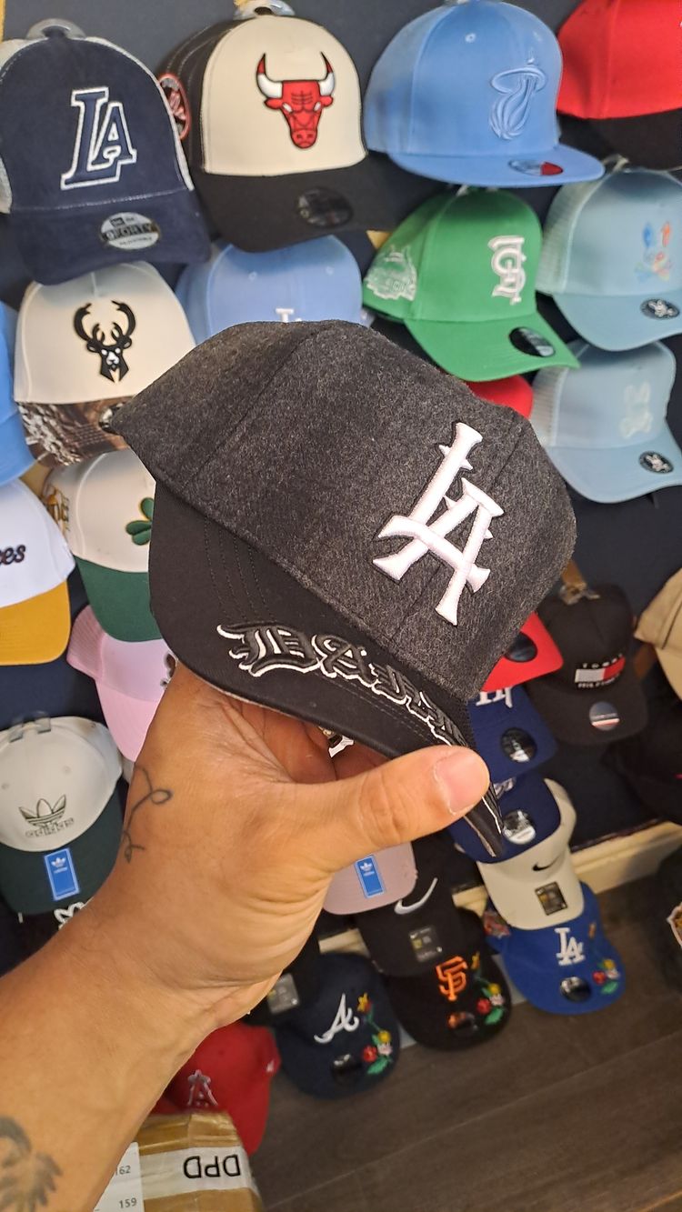 Black And Gray Cap With La Logo And Dazed Text obraz 4