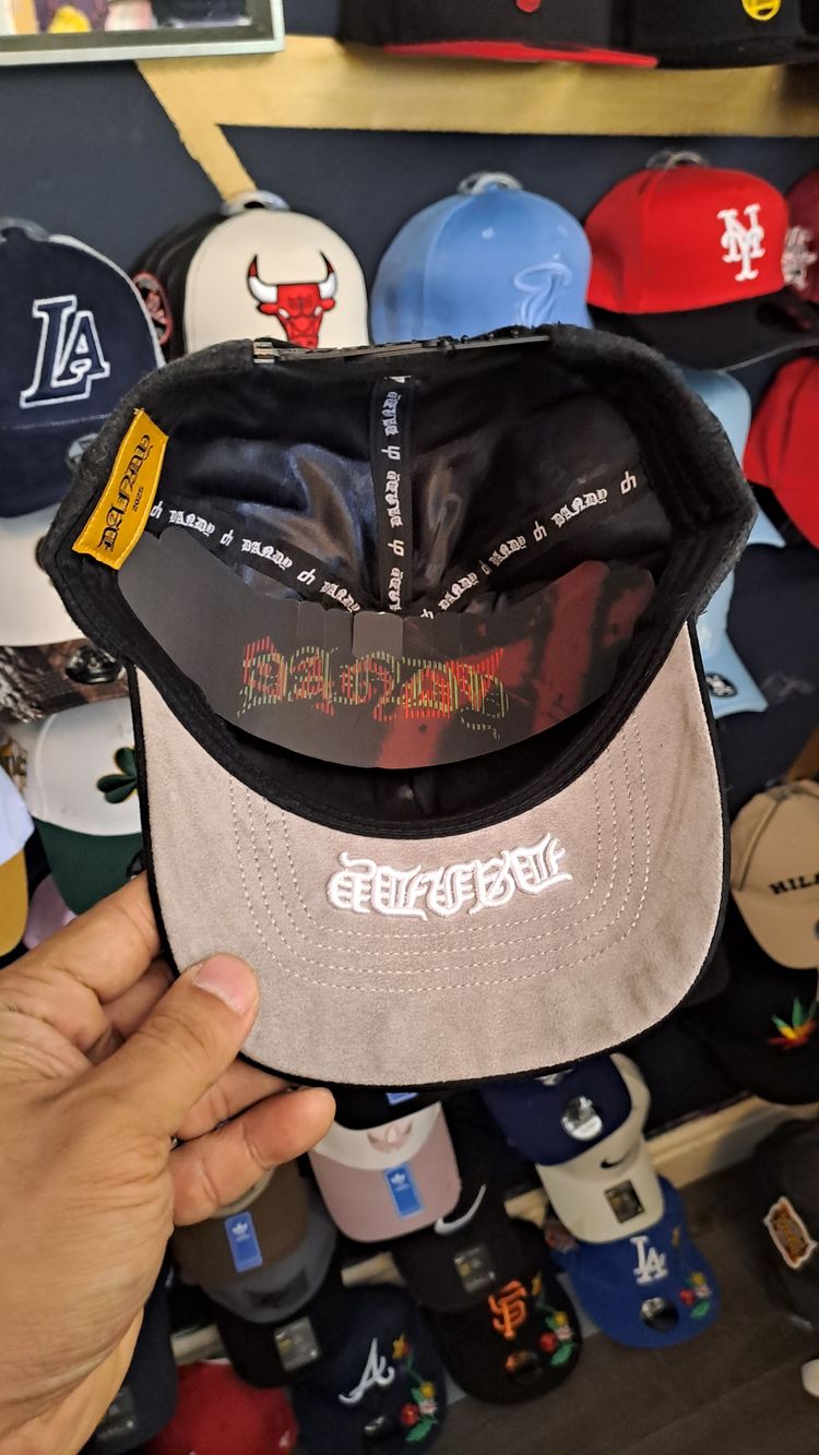 Black And Gray Cap With La Logo And Dazed Text obraz 3