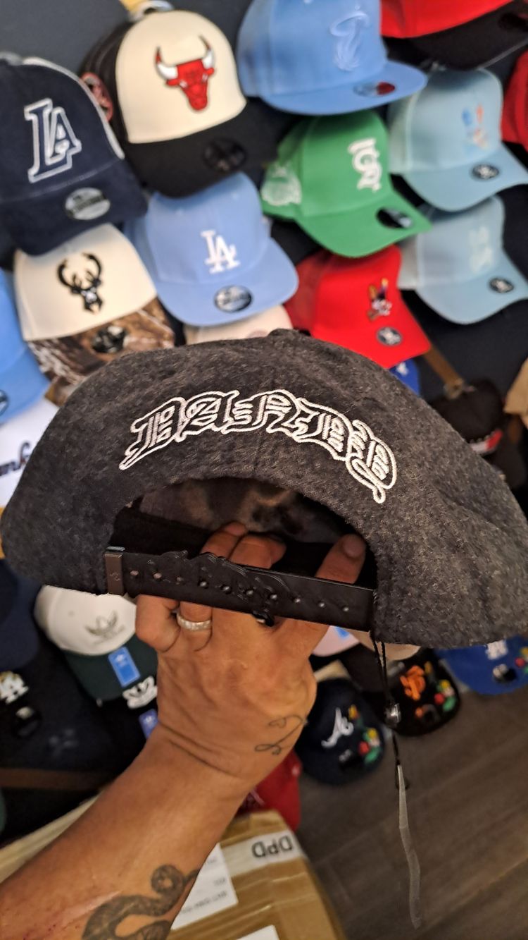 Black And Gray Cap With La Logo And Dazed Text obraz 2