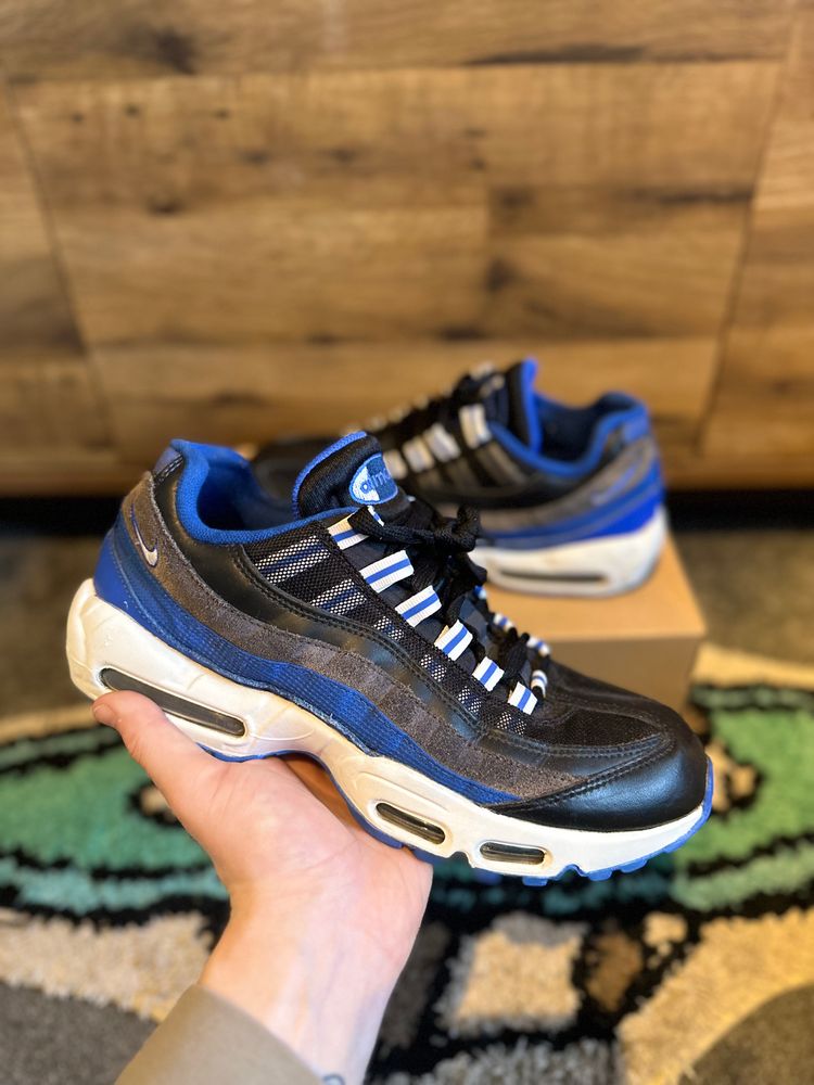 Air max 95 U.K. 8.5 image 1