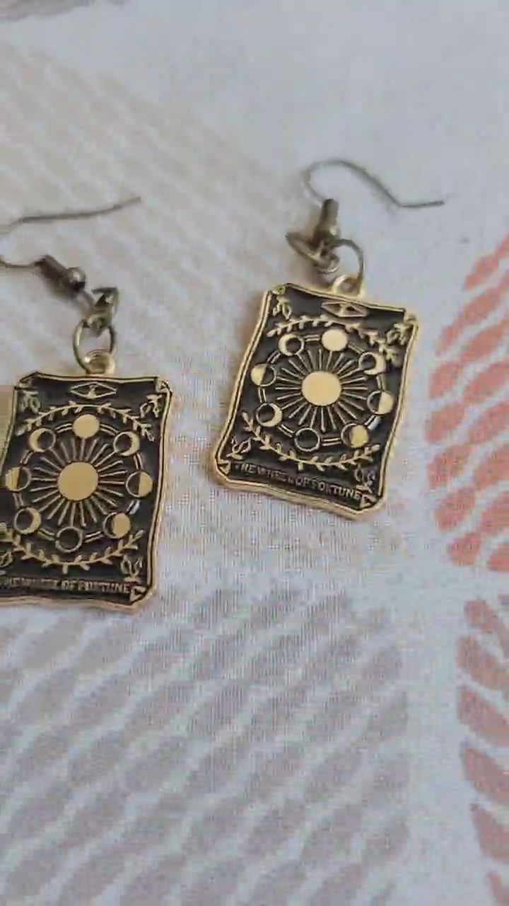 Immagine di Hermès the Wheel of Fortune Tarot Card Earrings 1
