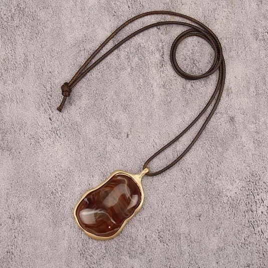 Brown Stone Pendant Necklace With Gold-Tone Frame imagen 4