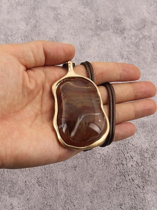 Brown Stone Pendant Necklace With Gold-Tone Frame imagen 3