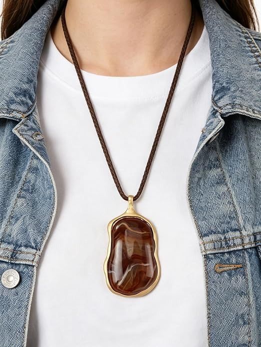 Brown Stone Pendant Necklace With Gold-Tone Frame imagen 5