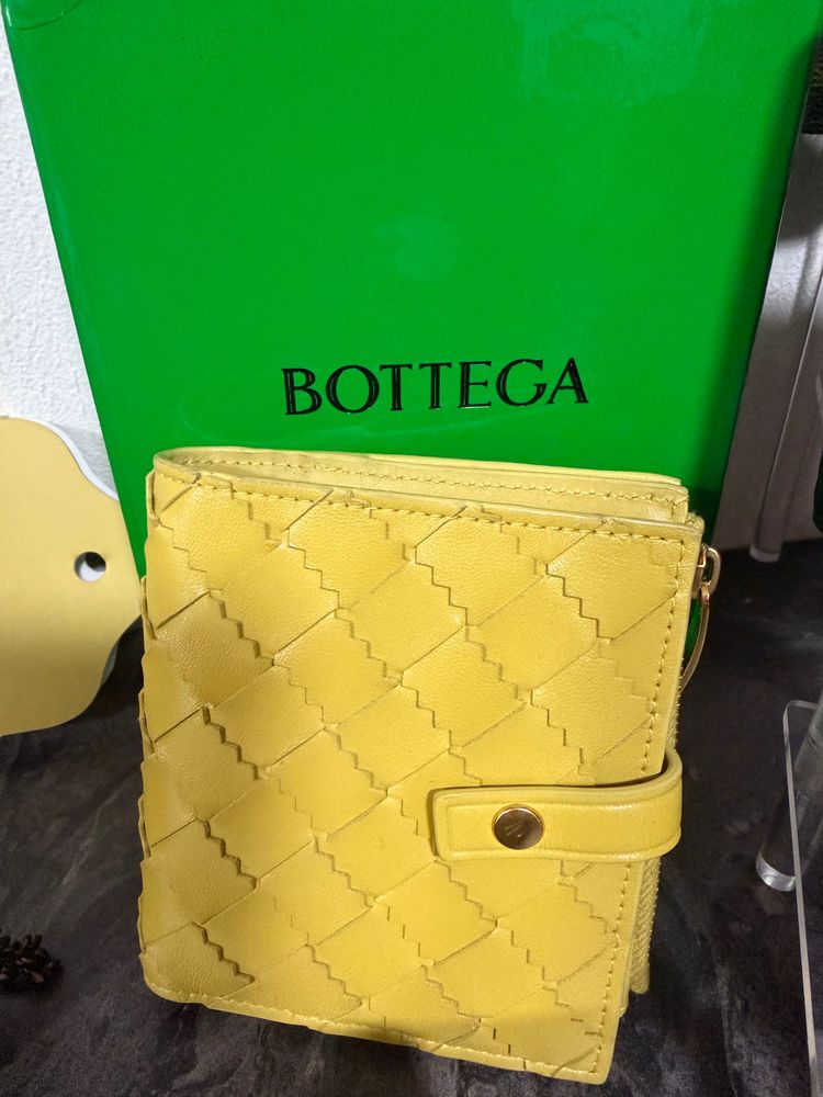 Yellow BOTTEGA Woven Leather Wallet obraz 1