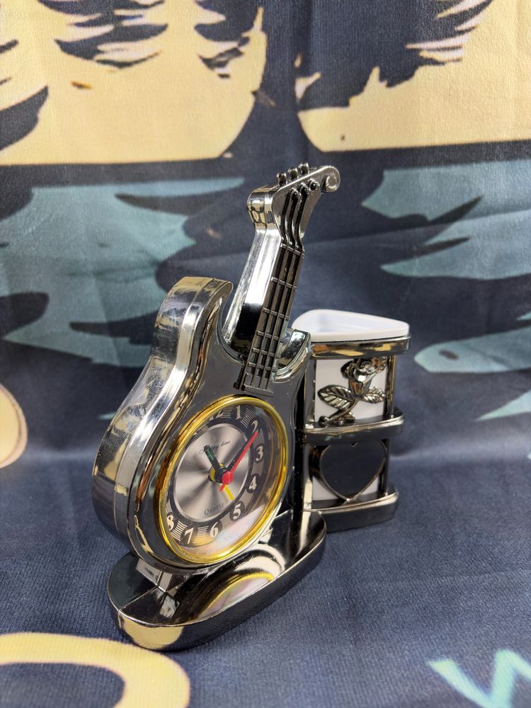 Immagine di Guitar-Shaped Desk Clock With Pen Holder 2