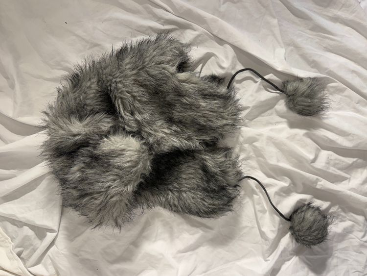 Grey Faux Fur Trapper Hat With Pom-Poms obraz 1