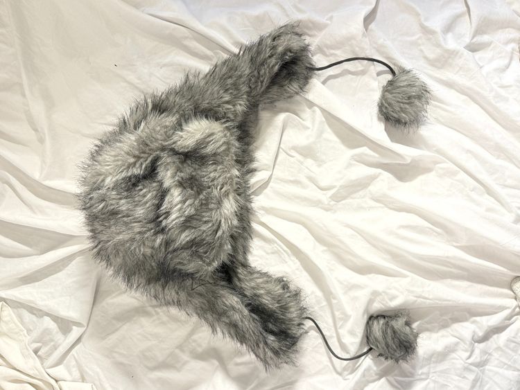 Immagine di Grey Faux Fur Trapper Hat With Pom-Poms 2