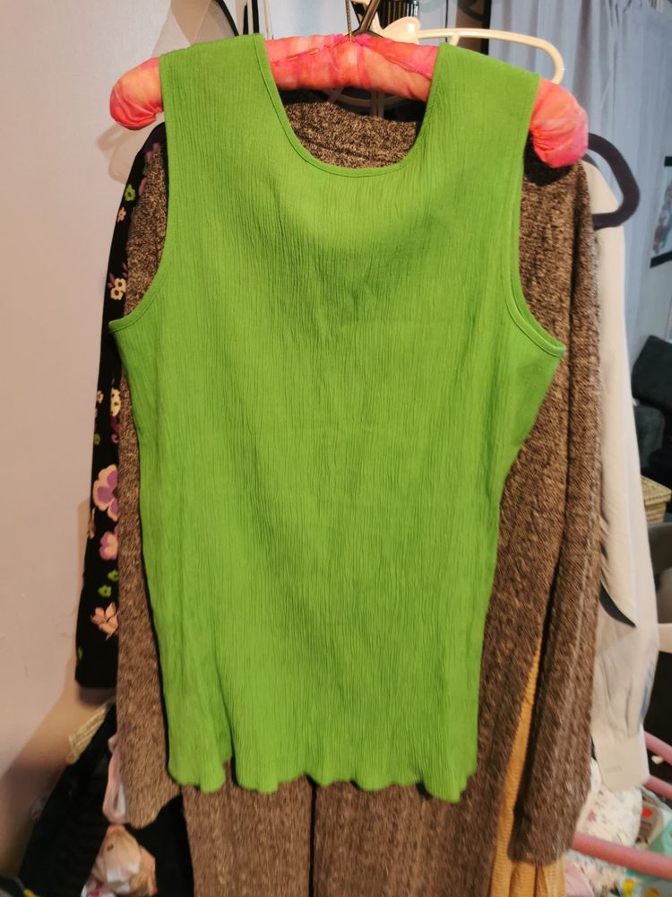 One group  Green Sleeveless Top image 3