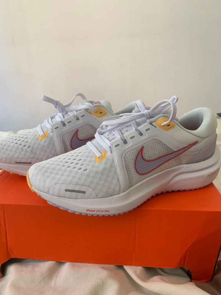 WMNS Vomero 16
