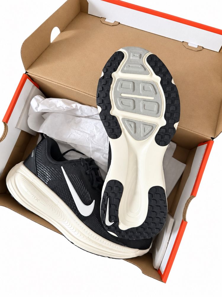 Immagine di Nike Vomero 18 Running Shoes 2